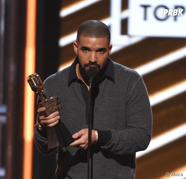 Drake "drague" Vanessa Hudgens sur scène, la réaction de Nicki Minaj est culte !