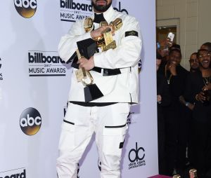 Drake "drague" Vanessa Hudgens sur scène, la réaction de Nicki Minaj est culte !