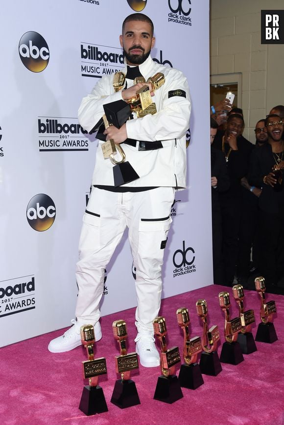 Drake "drague" Vanessa Hudgens sur scène, la réaction de Nicki Minaj est culte !