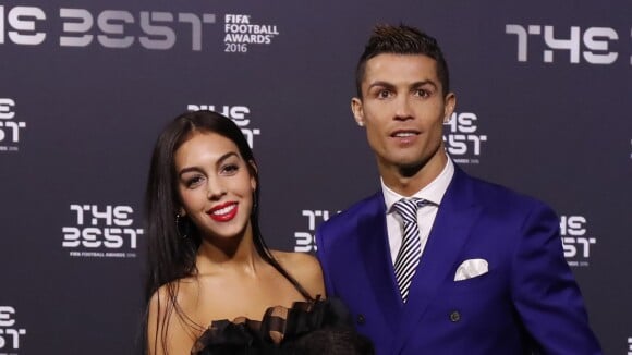 Cristiano Ronaldo et Georgina Rodriguez : mains baladeuses pour leur 1ère photo de couple Insta
