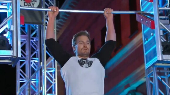 Arrow : Stephen Amell explose tout à Ninja Warrior et impressionne