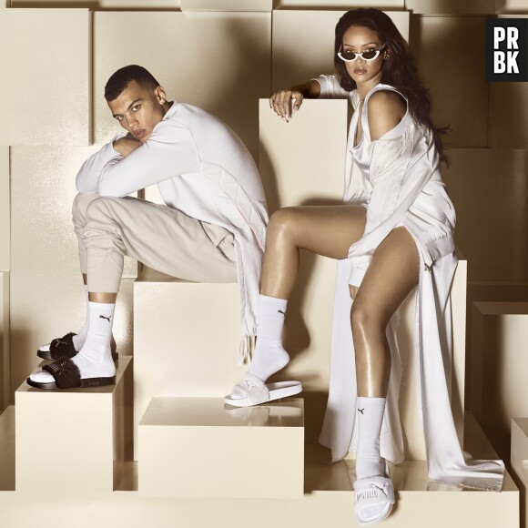 Rihanna portant des claquettes et des chaussettes pour la campagne publicitaire de Puma.
