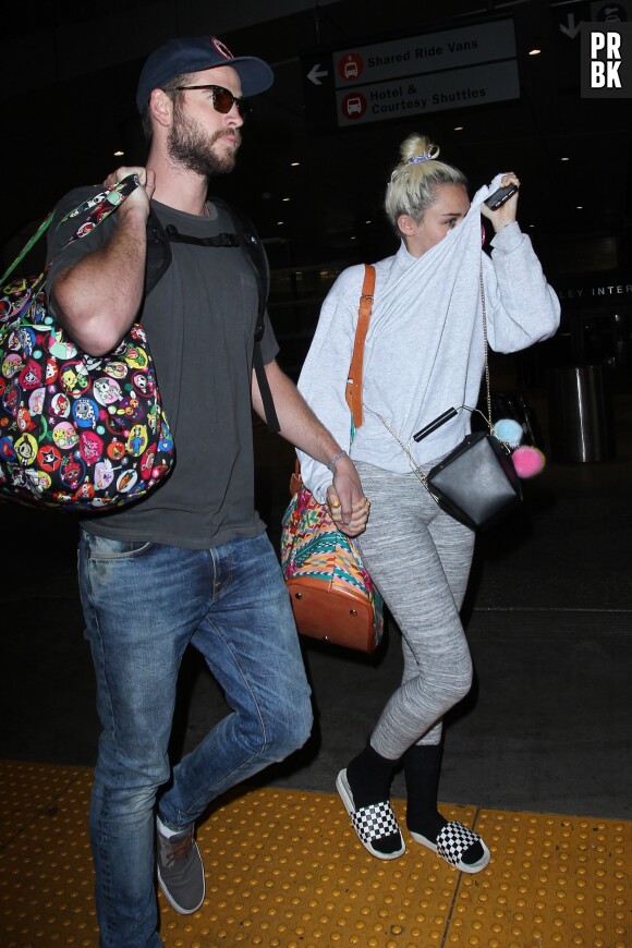 La chanteuse Miley Cyrus a elle aussi craqué pour la mode des claquettes et des chaussettes.