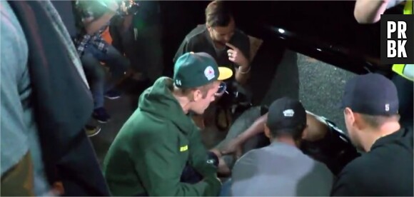Justin Bieber renverse un photographe par accident à Los Angeles le 26 juillet 2017