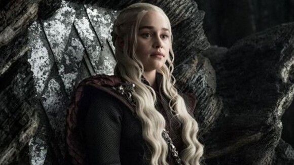 Emilia Clarke (Game of Thrones) toujours plus proche de Daenerys Targaryen, elle devient blonde !