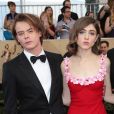 Charlie Heaton (Stranger Things) et Natalia Dyer réunis sur un red carpet