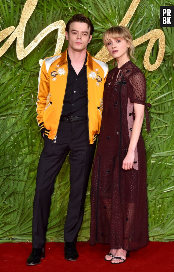Charlie Heaton (Stranger Things) et Natalia Dyer en couple sur le tapis rouge des Fashion Awards 2017 à Londres