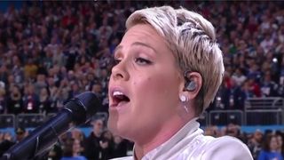 Pink malade au Super Bowl 2018 : victime d'une grippe, elle bluffe le public !
