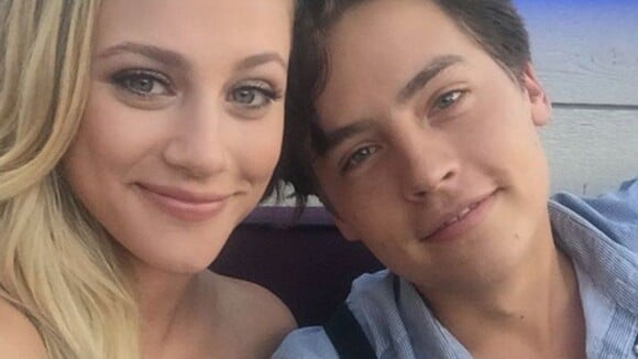 Cole Sprouse et Lili Reinhart en couple et grillés en plein bisou à Paris ? Les fans en colère