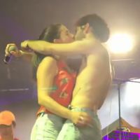 Therapie Taxi enflamme Solidays avec un baiser hot avec une spectatrice sur scène 🔥