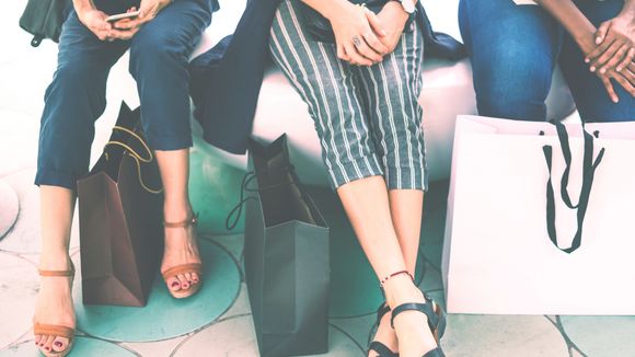 Canicule : 3 idées de looks (pour femmes et pour hommes) pour ne pas avoir trop chaud au boulot ☀️