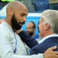 Thierry henry salue Didier Deschamps après la victoire des Bleus lors de la demi-finale France/Belgique le 10 juillet 2018