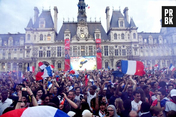Les Parisiens à l'hôtel de ville après la victoire des Bleus lors de la demi-finale France/Belgique le 10 juillet 2018