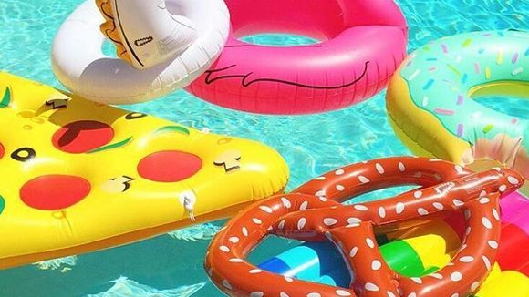 Envie de jouer à l'influenceuse ? Notre sélection des 15 bouées stylées pour cet été