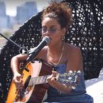 Tal reprend "No Scrubs" de TLC en version acoustique ?