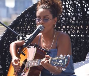Tal reprend "No Scrubs" de TLC en version acoustique.