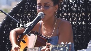 Tal reprend "No Scrubs" de TLC en version acoustique ?
