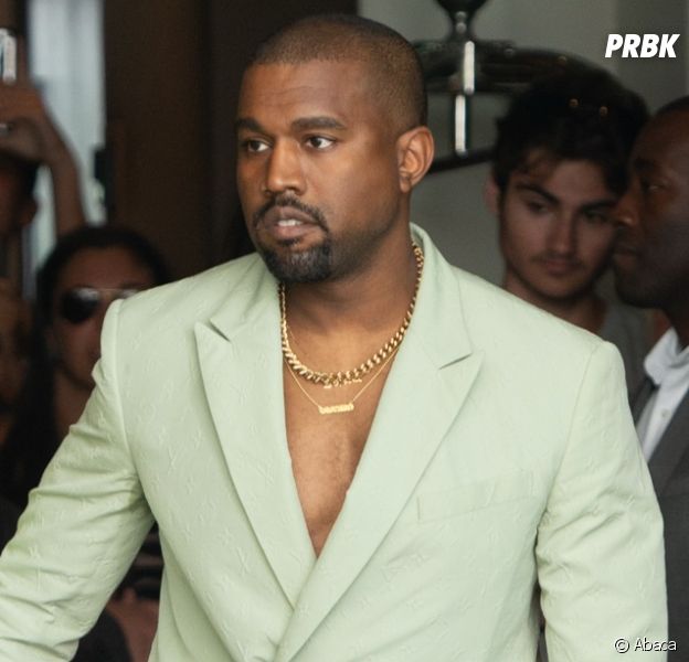 Kanye West portait des claquettes au mariage du rappeur 2 Chainz : le mari de Kim Kardashian se fait clasher sur les réseaux sociaux !