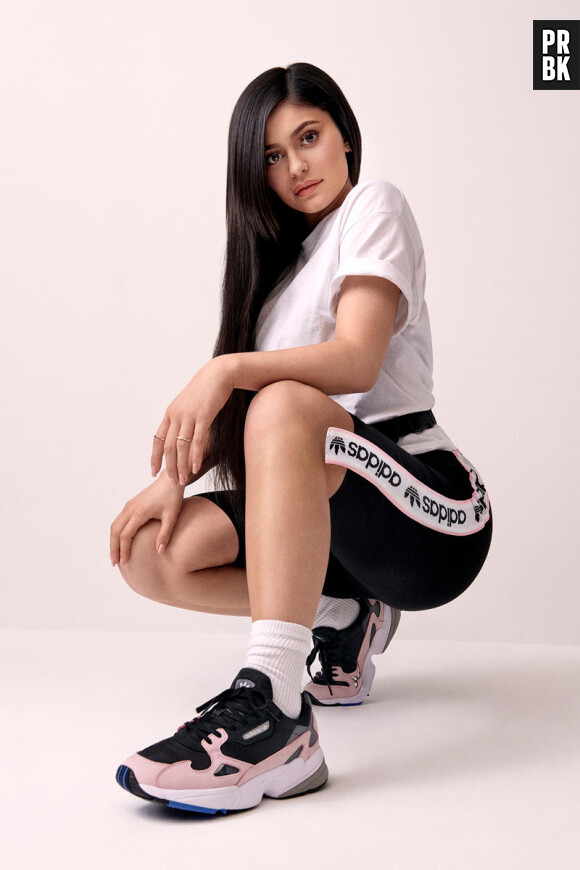 Kylie Jenner égérie pour adidas : la star pose avec les Falcon dans la nouvelle campagne publicitaire canon.