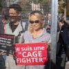 Pamela Anderson s'enferme dans une cage pour la bonne cause