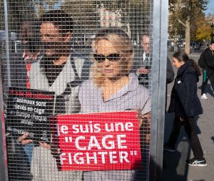 Pamela Anderson s'enferme dans une cage pour la bonne cause