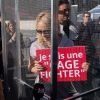 Pamela Anderson s'enferme dans une cage pour la bonne cause