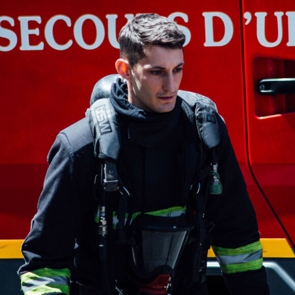 Pierre Niney métamorphosé pour son rôle dans Sauver ou périr : ses muscles enflamment Instagram.