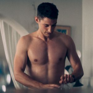 Pierre Niney métamorphosé pour son rôle dans Sauver ou périr : ses muscles enflamment Instagram.