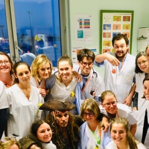 Johnny Depp et l'équipe médicale de l'Institut Curie à Paris le 27 décembre 2018