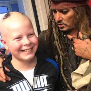 Johnny Depp rend visite aux enfants de l'Institut Curie à Paris le 27 décembre 2018
