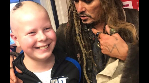 Johnny Depp : déguisé en Jack Sparrow, il rend visite aux enfants malades d'un hôpital de Paris