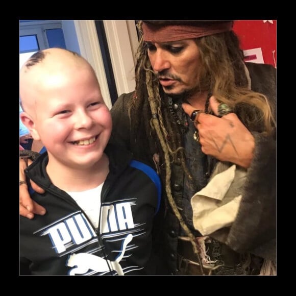 Johnny Depp rend visite aux enfants de l'Institut Curie à Paris le 27 décembre 2018