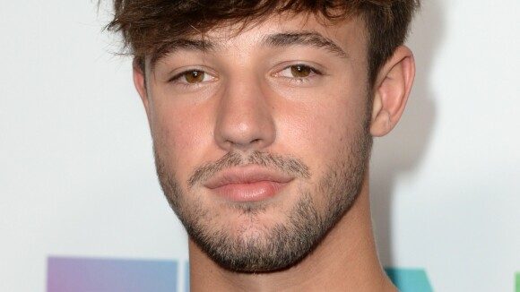 Cameron Dallas arrêté pour agression présumée, il assume et partage son "mug shot"