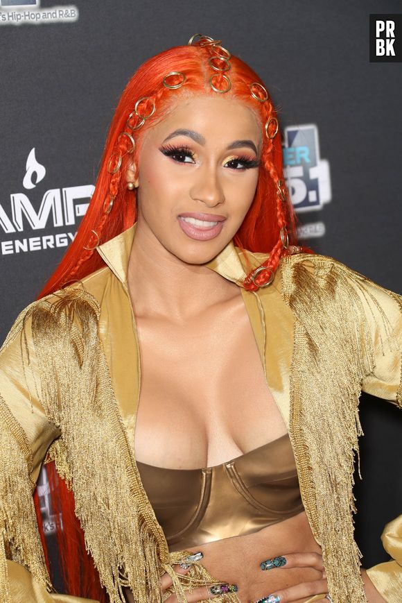Cardi B reçoit des sneakers Reebok ultra bling-bling, et elle les kiffe