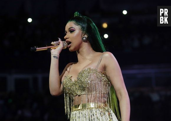 Cardi B reçoit des sneakers Reebok ultra bling-bling, et elle les kiffe