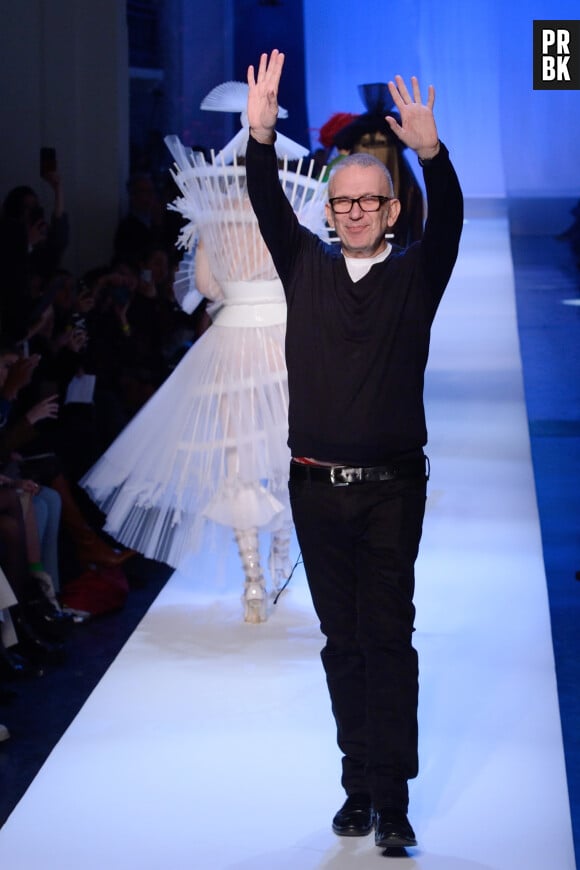 Jean-Paul Gaultier saluant à la fin de son défilé Haute Couture printemps-été 2019.