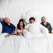 Clip &quot;I Can&#039;t Get Enough&quot; : Selena Gomez, J Balvin et Benny Blanco s&#039;éclatent dans un lit géant