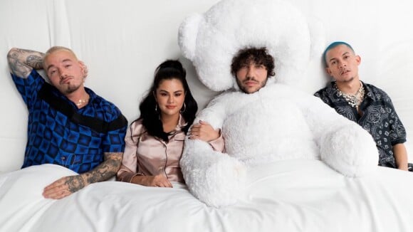 Clip "I Can't Get Enough" : Selena Gomez, J Balvin et Benny Blanco s'éclatent dans un lit géant