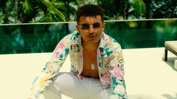 RK se livre sur son parcours dans le clip "Ne M'en Veux Pas"
