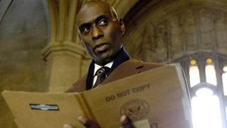 Fringe saison 3 ... L'agent Broyles satisfait du scénario qui fait polémique