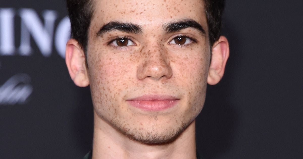 Peyton List et Cameron Boyce dansent