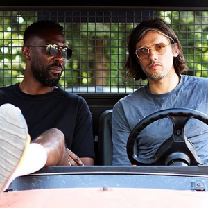 Orelsan et Thomas Ngijol déchaînés dans les coulisses d'un festival : le reportage WTF hilarant