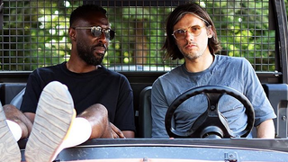 Orelsan et Thomas Ngijol déchaînés dans les coulisses d'un festival : le reportage WTF hilarant