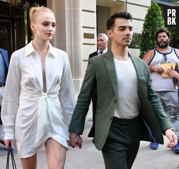 Joe Jonas et Sophie Turner en deuil : ils se font un tatouage pour rendre hommage à leur chien mort