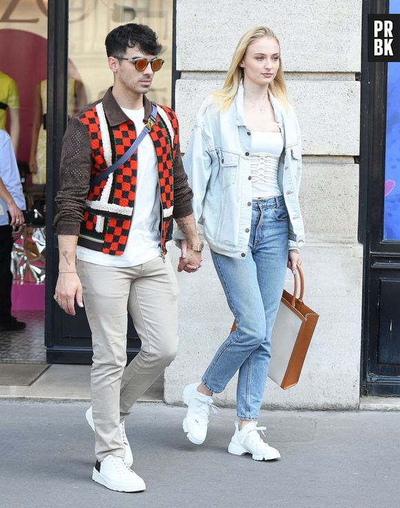 Joe Jonas et Sophie Turner en deuil : ils se font un tatouage pour rendre hommage à leur chien mort