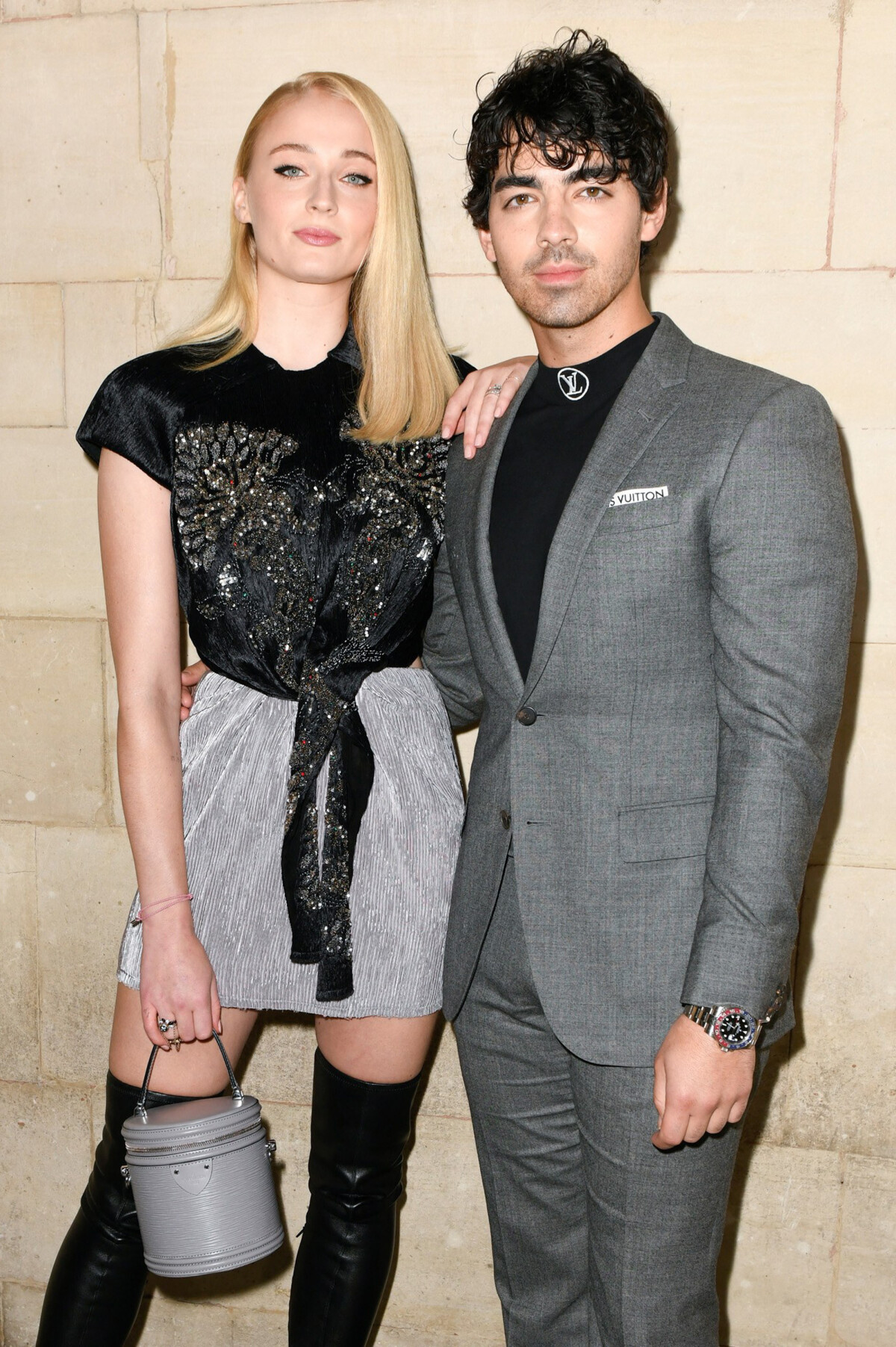 Joe Jonas et Sophie Turner en deuil : un tatouage commun pour rendre  hommage à leur chien mort - PureBreak