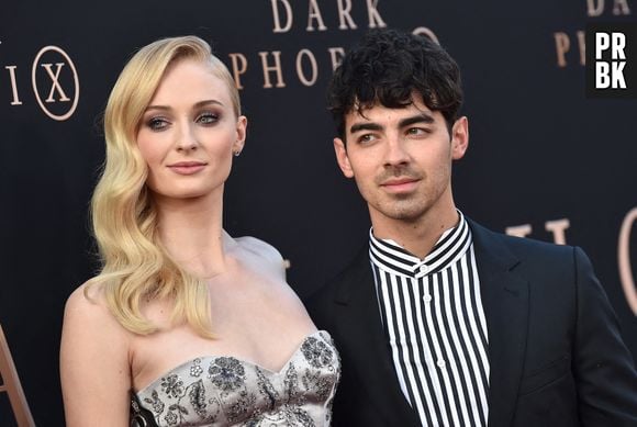 Joe Jonas et Sophie Turner en deuil : ils se font un tatouage pour rendre hommage à leur chien mort