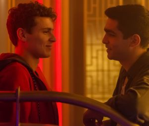 Elite saison 2 : Ander (Aron Piper) et Omar (Omar Ayuso) sur une photo