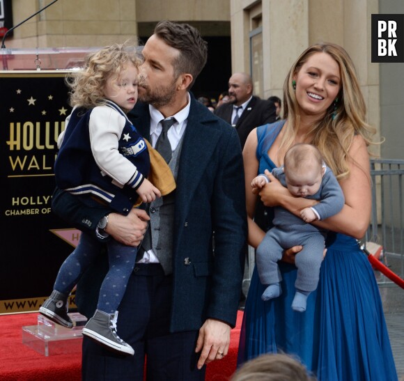 Blake Lively et Ryan Reynolds posent avec leurs filles James (à gauche) et Ines (à droite) en décembe 2016