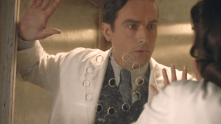 Watchmen saison 1 : Tom Mison (M. Phillips) réellement nu dans l'épisode 2 ? Il répond